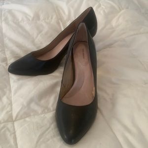 Lands end black leather pumps
